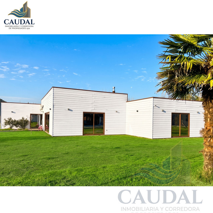 Mansión Mediterránea en Quillón: 2.500m² Urbano, Piscina y Cabaña | Caudal Inmobiliario