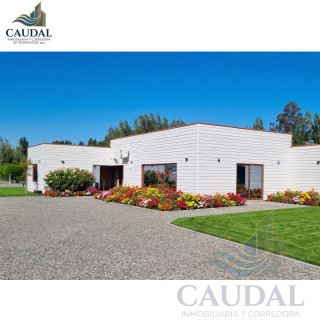 Mansión Mediterránea en Quillón: 2.500m² Urbano, Piscina y Cabaña | Caudal Inmobiliario
