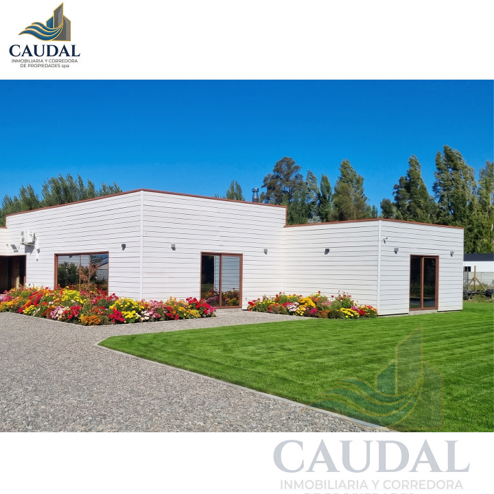Mansión Mediterránea en Quillón: 2.500m² Urbano, Piscina y Cabaña | Caudal Inmobiliario
