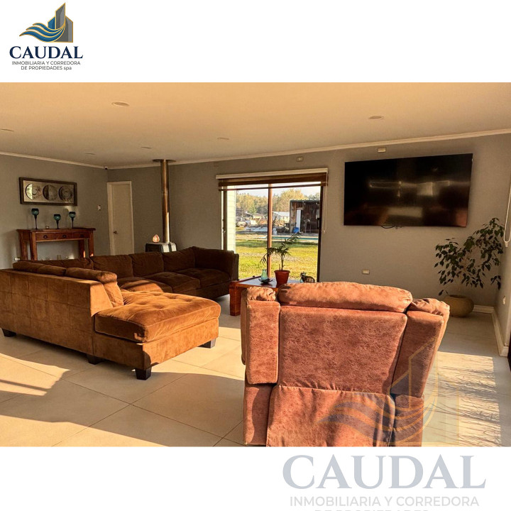 Mansión Mediterránea en Quillón: 2.500m² Urbano, Piscina y Cabaña | Caudal Inmobiliario
