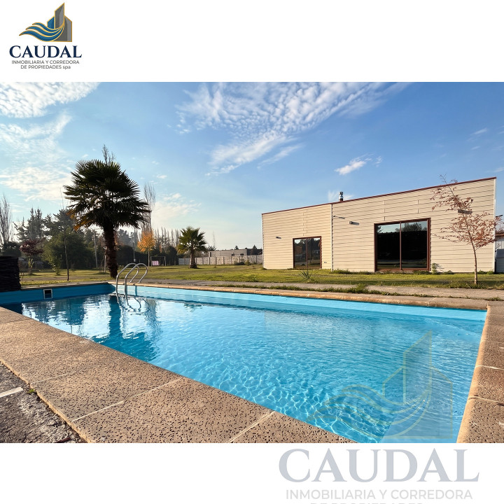 Mansión Mediterránea en Quillón: 2.500m² Urbano, Piscina y Cabaña | Caudal Inmobiliario