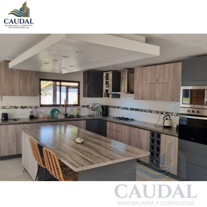 Mansión Mediterránea en Quillón: 2.500m² Urbano, Piscina y Cabaña | Caudal Inmobiliario