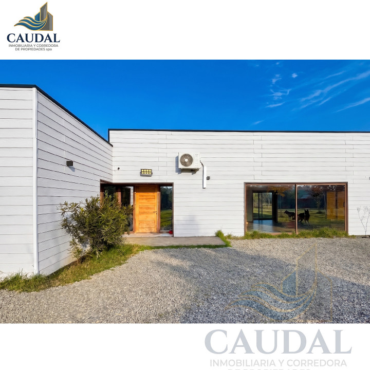 Mansión Mediterránea en Quillón: 2.500m² Urbano, Piscina y Cabaña | Caudal Inmobiliario