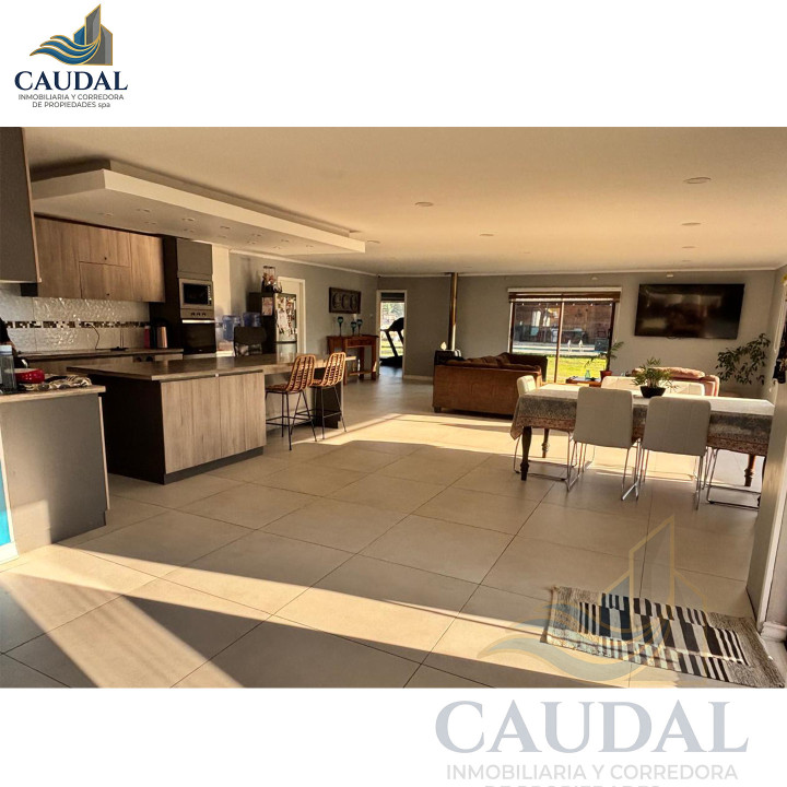 Mansión Mediterránea en Quillón: 2.500m² Urbano, Piscina y Cabaña | Caudal Inmobiliario
