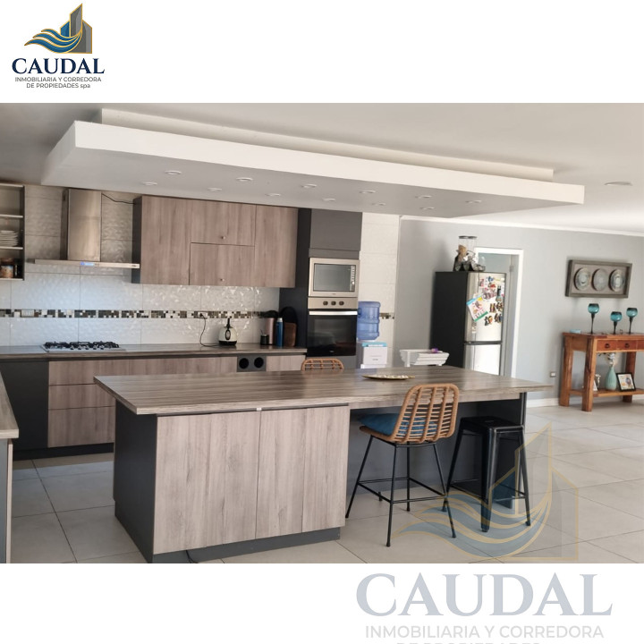 Mansión Mediterránea en Quillón: 2.500m² Urbano, Piscina y Cabaña | Caudal Inmobiliario