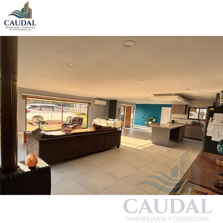 Mansión Mediterránea en Quillón: 2.500m² Urbano, Piscina y Cabaña | Caudal Inmobiliario