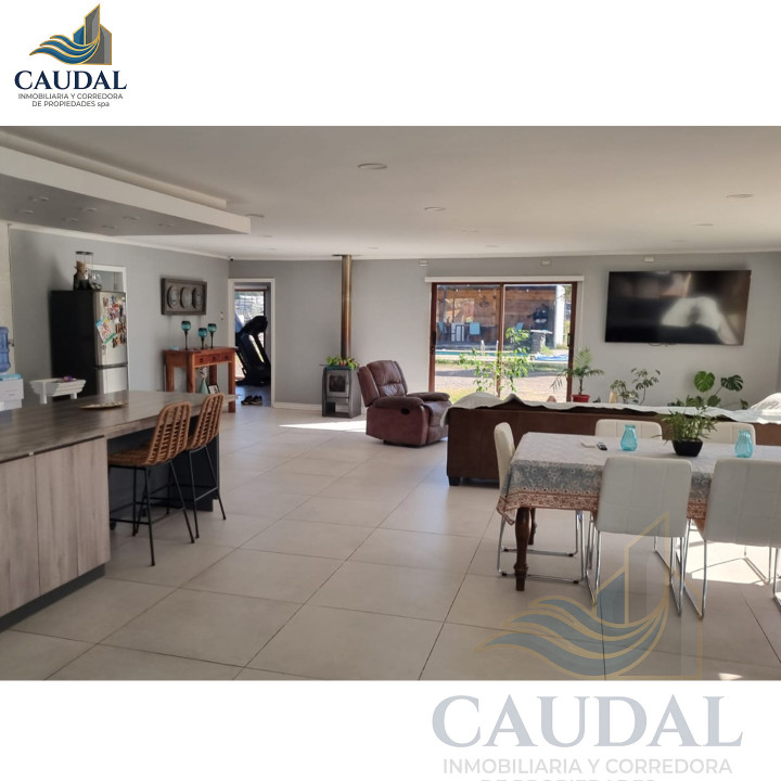 Mansión Mediterránea en Quillón: 2.500m² Urbano, Piscina y Cabaña | Caudal Inmobiliario