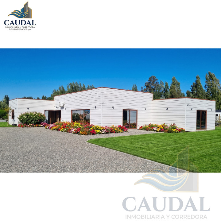 Mansión Mediterránea en Quillón: 2.500m² Urbano, Piscina y Cabaña | Caudal Inmobiliario